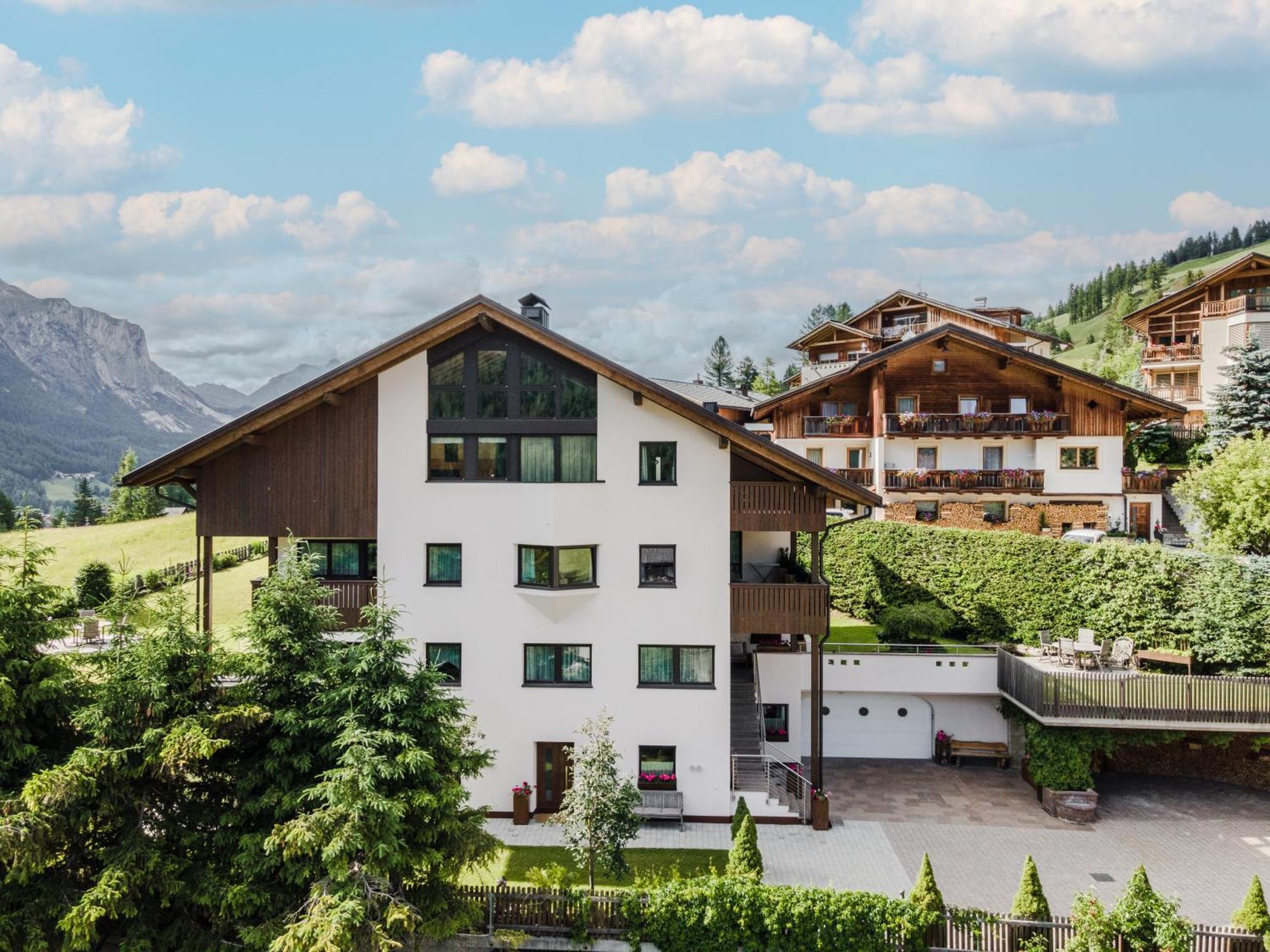 Apartment Ciasa Laoi San Cassiano  Exteriör bild